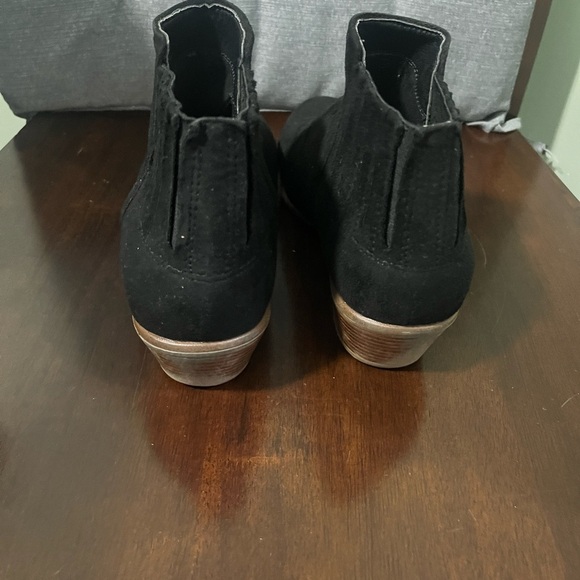 Size 8 Suede booties - Picture 4 of 6